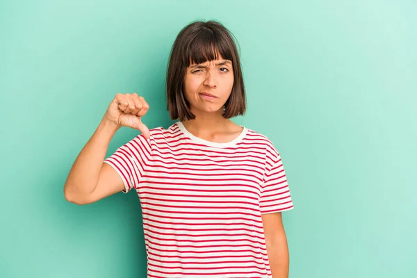 Junge Mischlingshündin Auf Blauem Daumen Isoliert Konzept Der Enttäuschung — Stockfoto