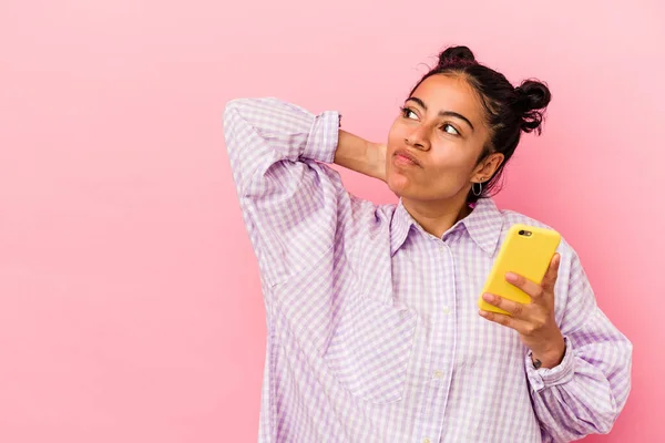 Ung Latinamerikansk Kvinna Som Håller Mobiltelefon Isolerad Rosa Bakgrund Vidrör — Stockfoto