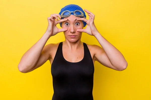 Giovane Donna Nuotatrice Australiana Isolata Sfondo Giallo Tenendo Gli Occhi — Foto Stock