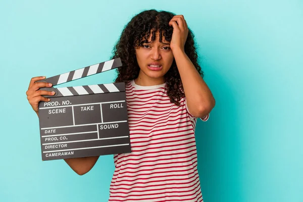 Jeune Femme Métisse Tenant Clapet Isolé Sur Fond Bleu Étant — Photo