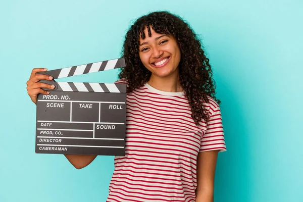 Jovem Mulher Raça Mista Segurando Aplauso Isolado Fundo Azul Feliz — Fotografia de Stock