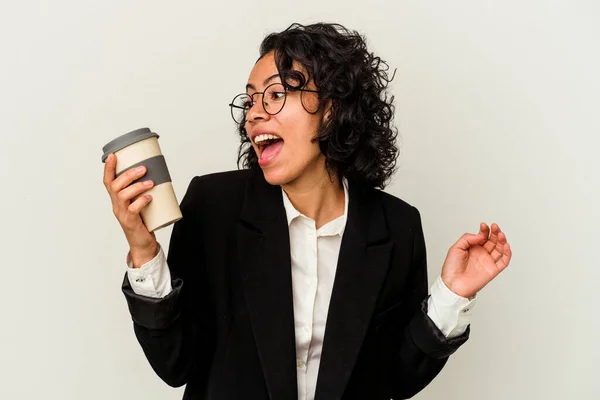 Jong Latijn Vrouw Met Koffie Kopje Geïsoleerd Witte Achtergrond — Stockfoto