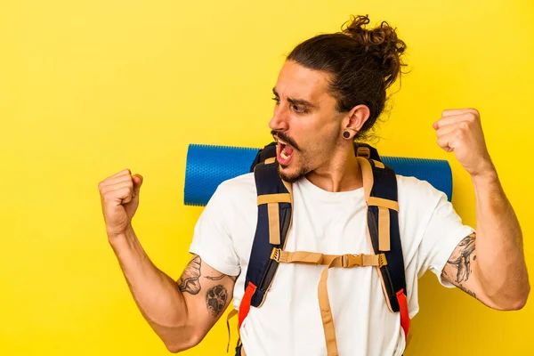 Jovem Homem Caminhante Caucasiano Com Cabelos Longos Isolados Fundo Amarelo — Fotografia de Stock