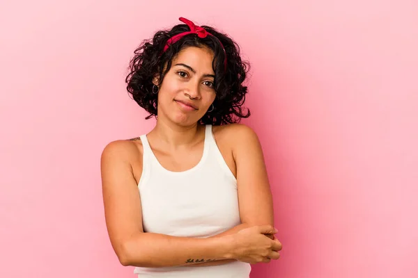 Jonge Krullende Latijn Vrouw Geïsoleerd Roze Achtergrond Die Zich Zelfverzekerd — Stockfoto