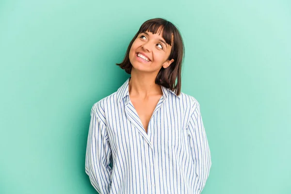 Jovem Mista Mulher Isolada Azul Relaxado Feliz Rindo Pescoço Esticado — Fotografia de Stock