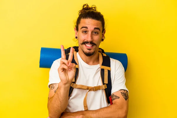 Junger Kaukasischer Wanderer Mit Langen Haaren Auf Gelbem Hintergrund Der — Stockfoto