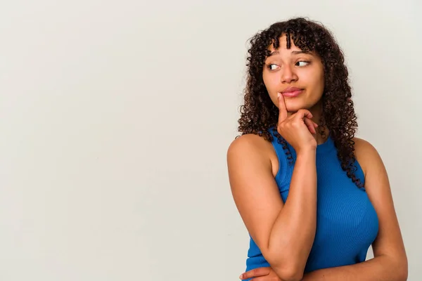 Jong Gemengd Ras Vrouw Geïsoleerd Witte Achtergrond Kijken Zijwaarts Met — Stockfoto