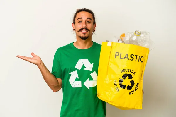 Jonge Blanke Man Met Lang Haar Recycling Plastic Geïsoleerd Witte — Stockfoto