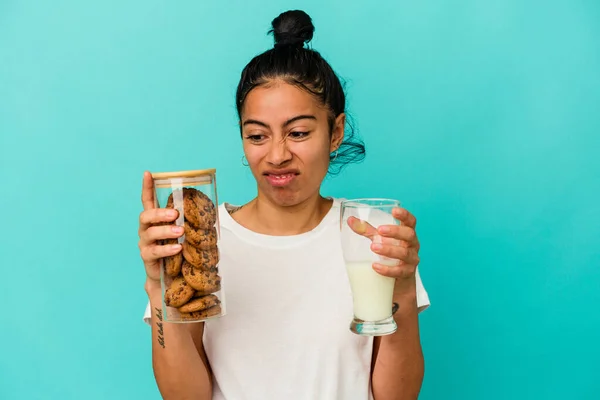 Ung Latinamerikansk Kvinna Som Håller Kakburk Och Ett Mjölkglas Isolerad — Stockfoto