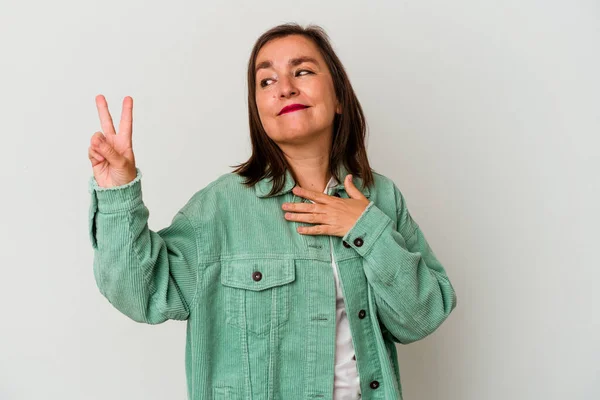 Mulher Caucasiana Meia Idade Isolada Fundo Branco Fazendo Juramento Colocando — Fotografia de Stock