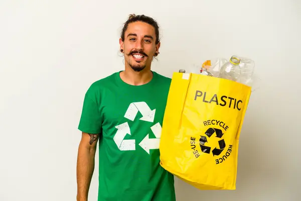 Jonge Blanke Man Met Lang Haar Recycling Plastic Geïsoleerd Witte — Stockfoto