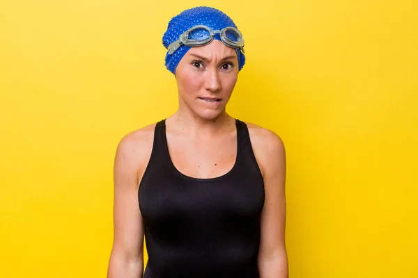 Giovane Donna Nuotatore Australiano Isolato Sfondo Giallo Confuso Sente Dubbioso — Foto Stock