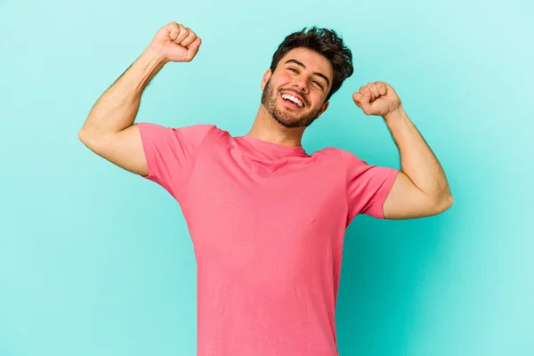 Jonge Blanke Man Geïsoleerd Blauwe Achtergrond Viert Een Speciale Dag — Stockfoto