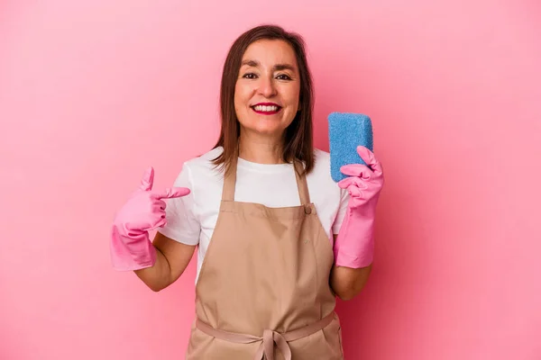 Middelbare Leeftijd Blanke Vrouw Schoonmaken Huis Geïsoleerd Roze Achtergrond Persoon — Stockfoto