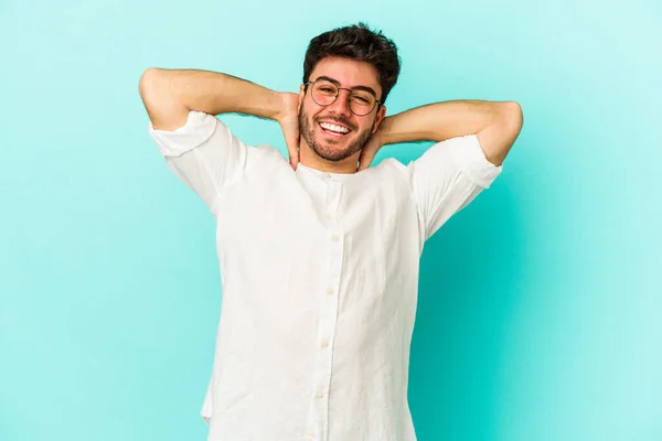 Jovem Caucasiano Isolado Fundo Azul Alongamento Braços Posição Relaxada — Fotografia de Stock