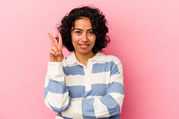 Junge Lockige Lateinamerikanische Frau Auf Rosa Hintergrund Zeigt Die Nummer — Stockfoto