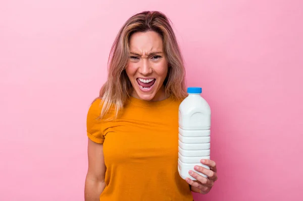 Junge Australische Frau Hält Eine Flasche Milch Isoliert Auf Rosa — Stockfoto