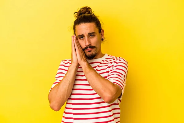 Junge Kaukasische Mann Mit Langen Haaren Isoliert Auf Gelbem Hintergrund — Stockfoto