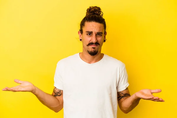 Joven Hombre Caucásico Con Pelo Largo Aislado Sobre Fondo Amarillo — Foto de Stock