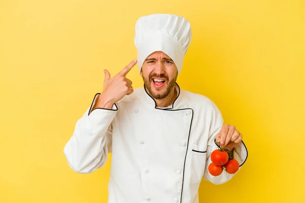 Young Caucasian Chef Man Holding Tomatoes Isolated Yellow Background Showing — Stock Photo, Image