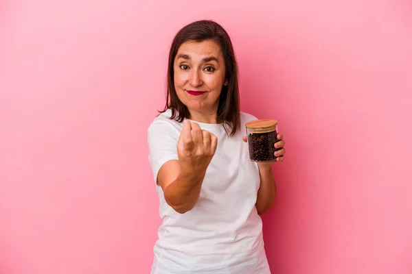 Middelbare Leeftijd Kaukasische Vrouw Met Een Koffiepot Geïsoleerd Roze Achtergrond — Stockfoto