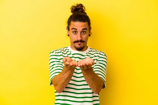 Joven Hombre Caucásico Con Pelo Largo Aislado Sobre Fondo Amarillo — Foto de Stock