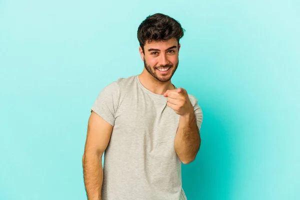 Joven Hombre Caucásico Aislado Sobre Fondo Azul Sonrisas Alegres Apuntando —  Fotos de Stock