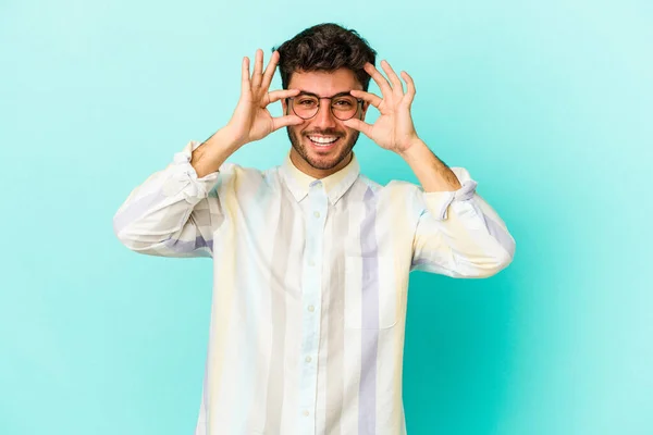 Joven Hombre Caucásico Aislado Sobre Fondo Azul Mostrando Signo Aceptable —  Fotos de Stock