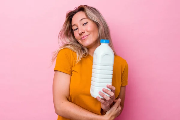 Ung Australisk Kvinna Som Håller Flaska Mjölk Isolerad Rosa Bakgrund — Stockfoto