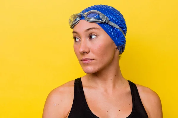 Jovem Nadadora Australiana Isolada Fundo Amarelo — Fotografia de Stock