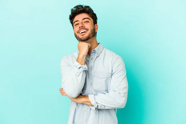 Mavi Arka Planda Izole Edilmiş Genç Beyaz Adam Gülümsüyor Kendinden — Stok fotoğraf