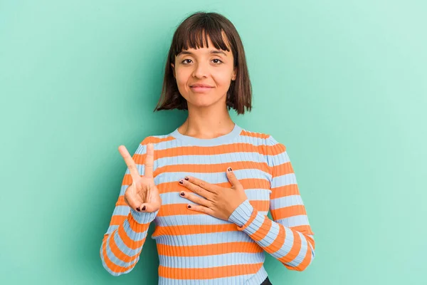 Ung Blandras Kvinna Isolerad Blå Sätta Hand Bröstet — Stockfoto