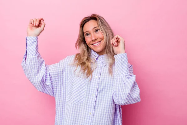 Jonge Australische Vrouw Geïsoleerd Dansen Plezier Hebben — Stockfoto