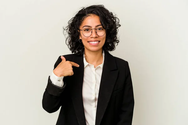 Joven Mujer Latina Negocios Aislada Sobre Fondo Blanco Persona Señalando — Foto de Stock