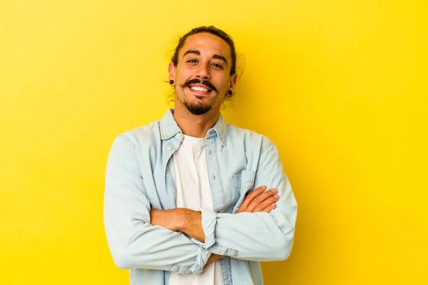 Giovane Uomo Caucasico Con Capelli Lunghi Isolati Sfondo Giallo Ridere — Foto Stock