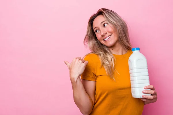 Ung Australisk Kvinna Som Håller Flaska Mjölk Isolerad Rosa Bakgrundspunkter — Stockfoto