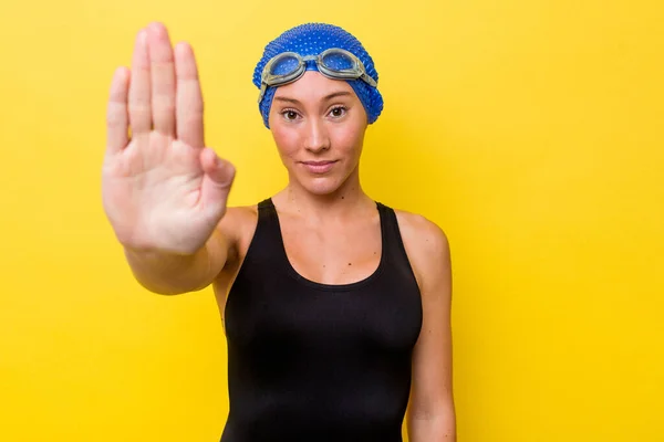 Jovem Australiano Nadador Mulher Isolado Fundo Amarelo Com Mão Estendida — Fotografia de Stock