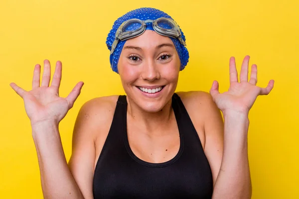澳大利亚年轻的游泳女子 在黄色背景下被隔离 — 图库照片