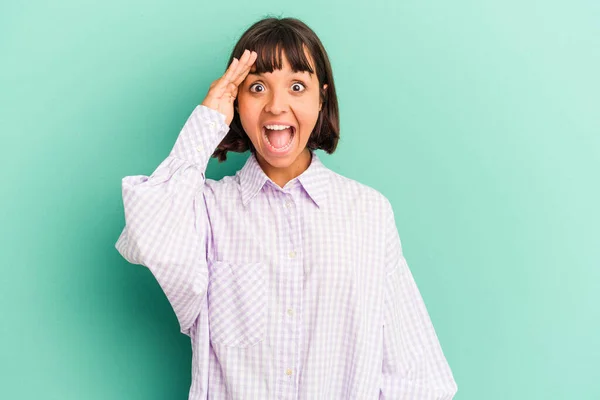 Junge Mischlingsfrau Isoliert Auf Blauem Grund Schreit Laut Hält Augen — Stockfoto