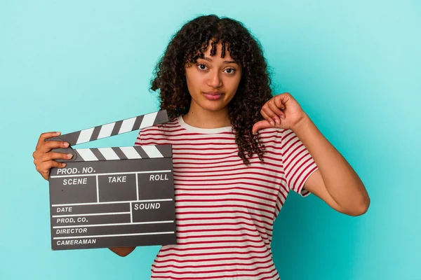 Jonge Gemengde Ras Vrouw Met Een Klapbord Geïsoleerd Blauwe Achtergrond — Stockfoto