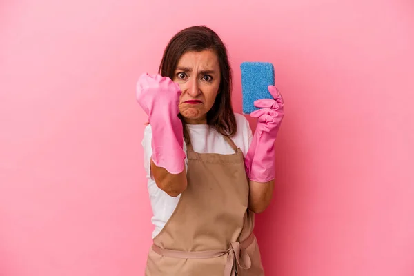 Biała Kobieta Średnim Wieku Sprzątanie Domu Różowym Tle Pokazuje Pięść — Zdjęcie stockowe
