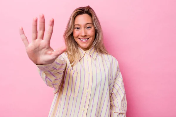Νεαρή Αυστραλιανή Γυναίκα Απομονωμένη Χαμογελαστή Χαρούμενη Νούμερο Πέντε Δάχτυλα — Φωτογραφία Αρχείου