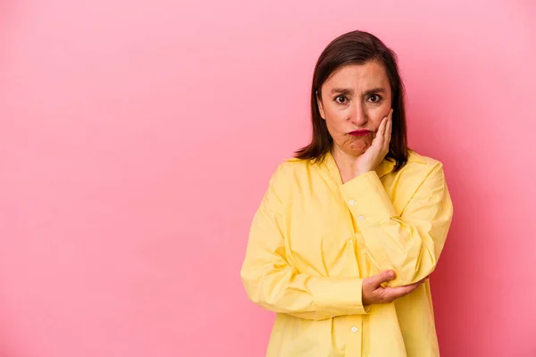 Pembe Arka Planda Izole Edilmiş Orta Yaşlı Beyaz Kadın Üzgün — Stok fotoğraf