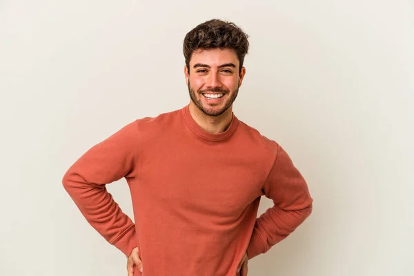 Νεαρός Καυκάσιος Άνδρας Απομονωμένος Λευκό Φόντο Χαρούμενος Χαμογελαστός Και Χαρούμενος — Φωτογραφία Αρχείου