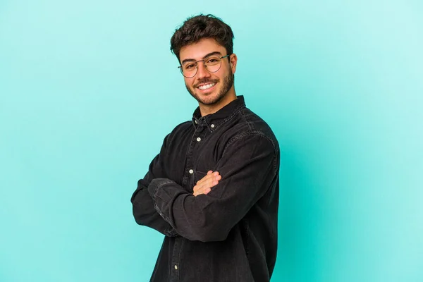 Jeune Homme Caucasien Isolé Sur Fond Bleu Heureux Souriant Joyeux — Photo