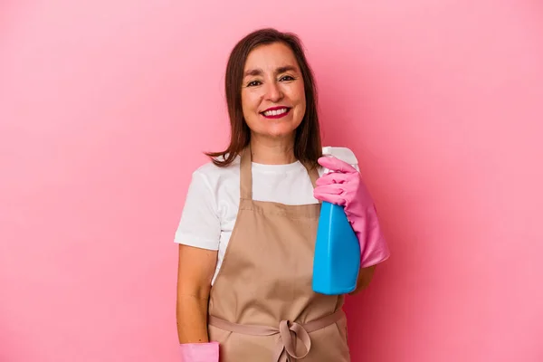 Biała Kobieta Średnim Wieku Sprzątanie Domu Odizolowany Różowym Tle Szczęśliwy — Zdjęcie stockowe