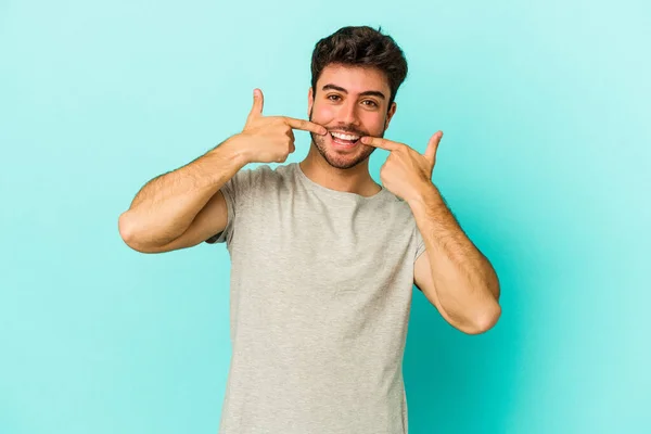 Νεαρός Καυκάσιος Άνδρας Απομονωμένος Μπλε Φόντο Χαμογελά Δείχνοντας Δάχτυλα Στόμα — Φωτογραφία Αρχείου