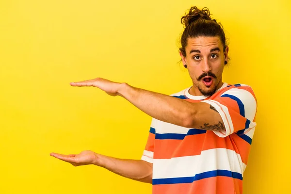 Young Caucasian Man Long Hair Isolated Yellow Background Shocked Amazed — Stock Photo, Image