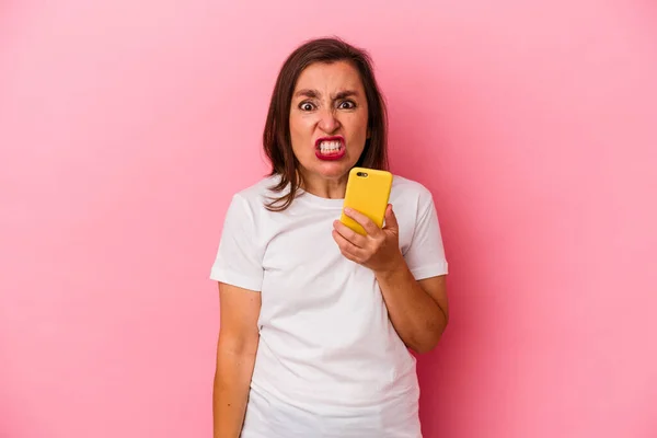 Mulher Caucasiana Meia Idade Segurando Telefone Celular Isolado Fundo Rosa — Fotografia de Stock