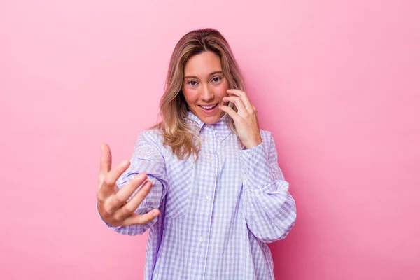 Young Australian Woman Isolated Pointing Finger You Inviting Come Closer — Stock Photo, Image